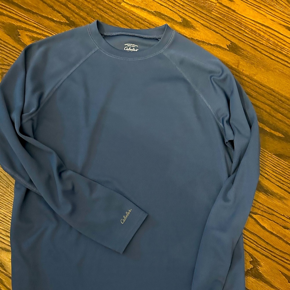 Men’s large cabellas  dusty blue long sleeve shirt in size large like new